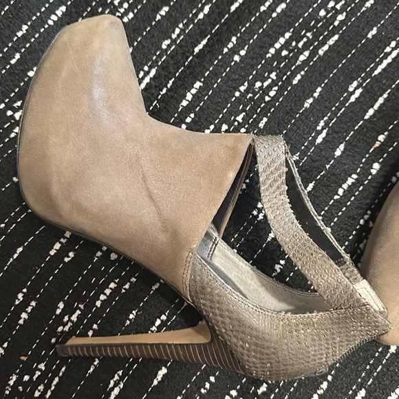 Jessica Simpson platform bootie in a stone/tan color- never worn - Picture 2 of 7
